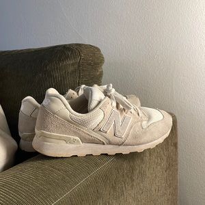 Women’s New Balance in Grey/White
